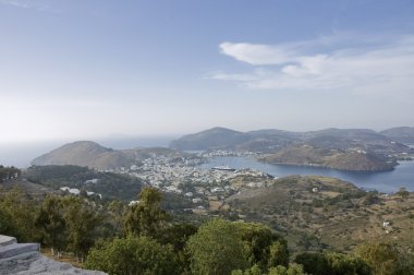 Cityscape limanın skala görünümünün Batnaz, Yunanistan