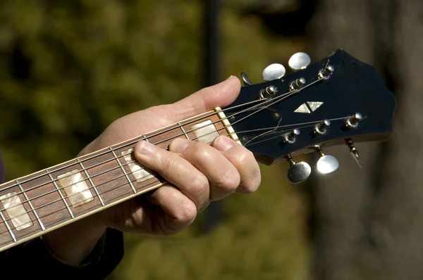 Guitarra e dedos — Fotografia de Stock