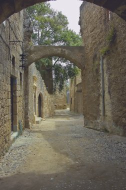 dar ve karanlık arch sokak
