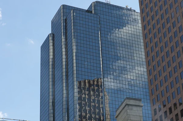 Облака отражаются над высотным зданием — стоковое фото