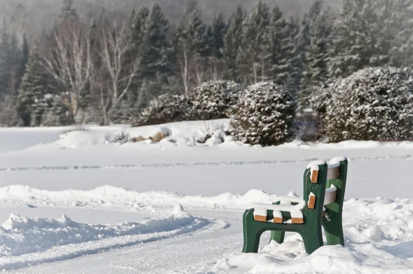 冬天的场景与板凳 — 图库照片