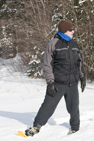 Homem com sapatos de neve — Fotografia de Stock