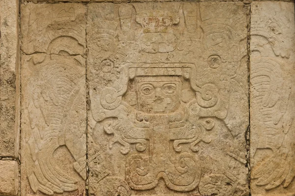 Glifos maias numa estela de pedra — Fotografia de Stock