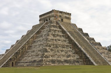 Pyramid Chichen Itza clipart