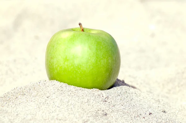 Πράσινο Μήλο Στη Λευκή Άμμο — Φωτογραφία Αρχείου