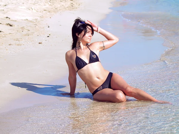 Hermosas mujeres en negro en la playa —  Fotos de Stock
