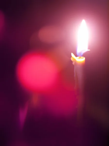 Романтическая горящая свеча — стоковое фото
