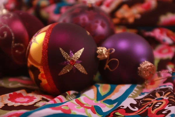 Paarse metalen Kerst ornamenten — Stockfoto