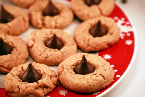 Peanut Butter Cookies with Chocolate Kisses for Christmas — Stock Photo, Image