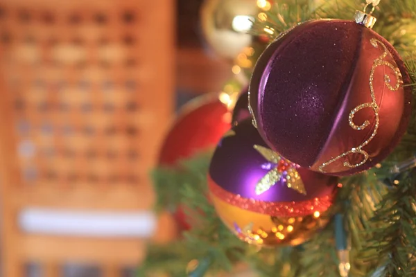Lila metallic christmas ornament på träd Stockbild