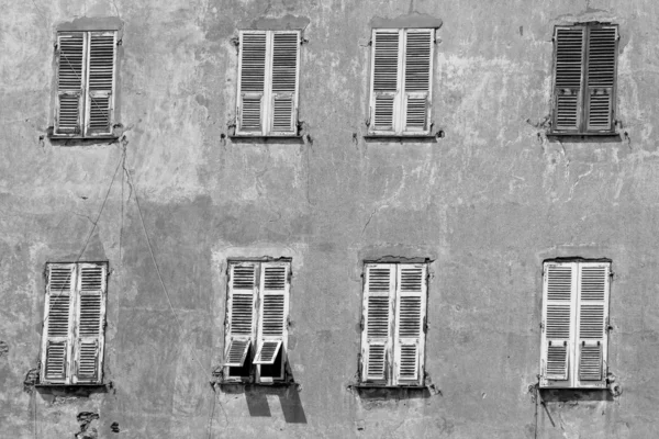 Symetria windows czarno-biały — Zdjęcie stockowe