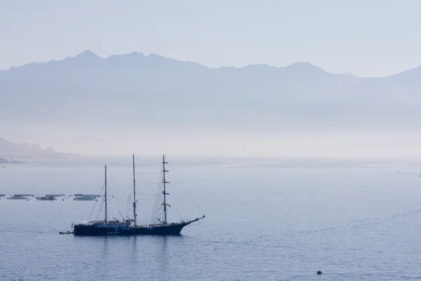 Πλοίο στην ομίχλη Φωτογραφία Αρχείου