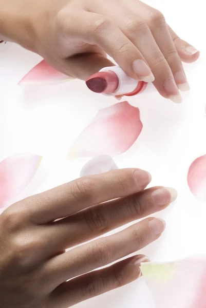 Finger Lippenstift und Rose — Stockfoto