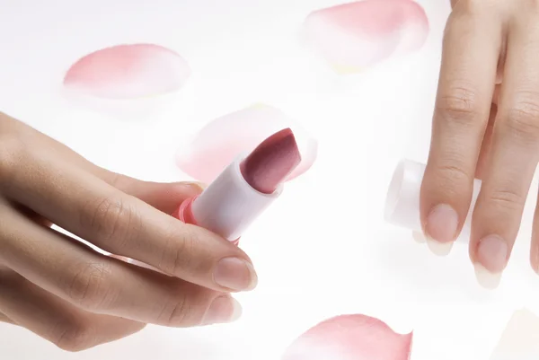 Vinger lippenstift en rose — Stockfoto