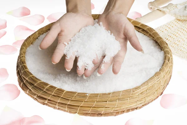 Handen met zout schrobben — Stockfoto