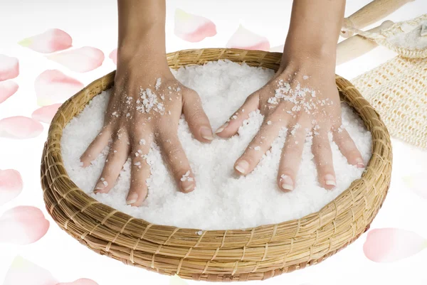 Handen met zout schrobben — Stockfoto