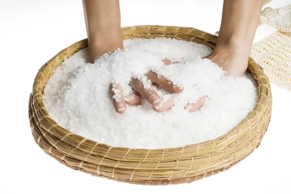 Сотрите руки солью — стоковое фото