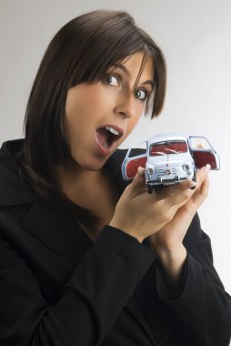 genç ve şirin esmer kamera ile sürpriz arıyor ve bir İtalyan otomobil, fiat 600 bir model gösterilen
