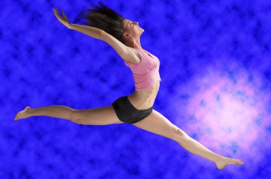 sevimli bir jimnastikçi olarak mavi bir arka plan üzerinde sabit bir atlama