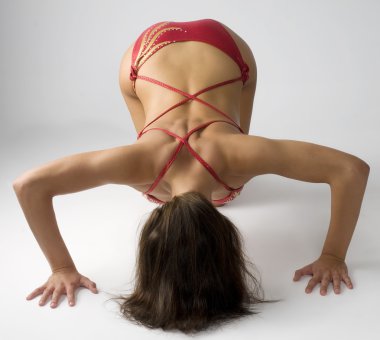 onun muscules shulder gösterilen mayo, seksi esmer