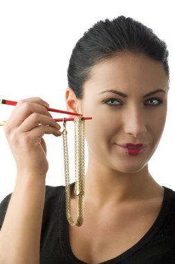 kırmızı çubuk arasındaki bir altın kolye ile sevimli bir kadın portresi