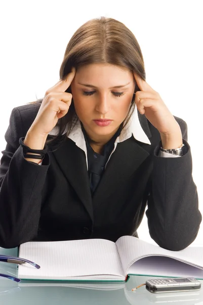 一个年轻女子在黑色外套和白色衬衫和一条领带 坐在一个办事处表后面和玩眼镜 — 图库照片