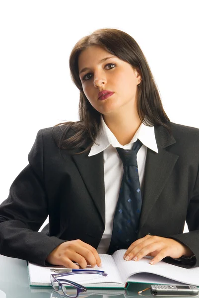 Młoda Kobieta Czarna Kurtka Biała Koszula Krawat Siadając Tabela Programu — Zdjęcie stockowe
