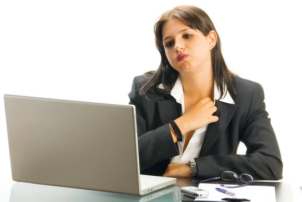 Eine Angestellte Formalem Schwarzen Frack Sitzt Ihrem Schreibtisch Und Arbeitet — Stockfoto
