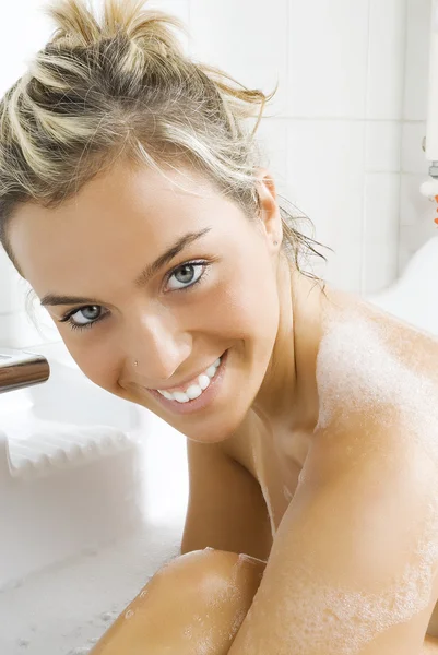 Bonito Retrato Una Chica Rubia Bañera Con Espuma — Foto de Stock
