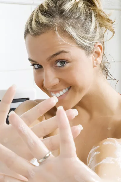お風呂泡に浴槽で若い かわいい女の子の肖像画 — ストック写真