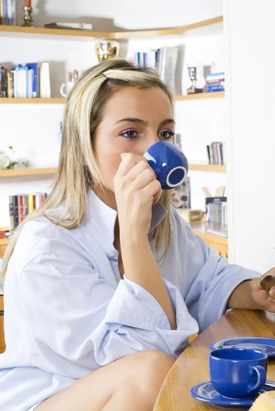 有吸引力的年轻女子 在她的客厅里的一天早上喝一杯咖啡 — 图库照片