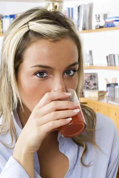 Uma Jovem Mulher Bonita Acabou Acordar Beber Suco Laranja Durante — Fotografia de Stock