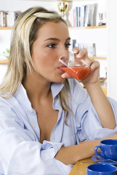 Una Linda Joven Acaba Despertar Beber Jugo Naranja Durante Desayuno —  Fotos de Stock