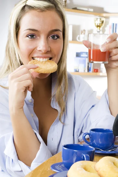 Bir Sabah Kahvaltısını Sırasında Reçelli Ekmek Yiyen Bir Sensul Sarışın — Stok fotoğraf