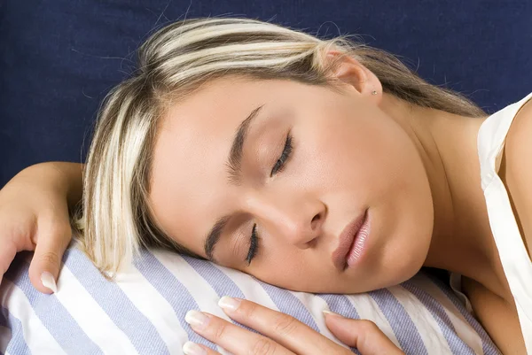 Bom Close Uma Jovem Loira Com Cabeça Travesseiro Dormindo — Fotografia de Stock