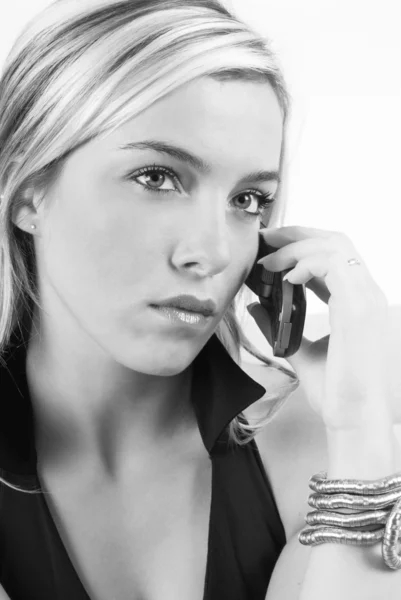 在移动电话说话的典雅黑色礼服的金发的漂亮女人 — 图库照片