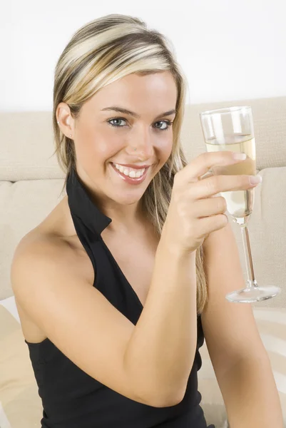 Όμορφη Γυναίκα Στο Μαύρο Φόρεμα Πίνοντας Ένα Ποτήρι Λευκό Κρασί — Φωτογραφία Αρχείου