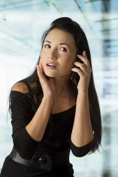 Asiatisk tjej ringer — Stockfoto