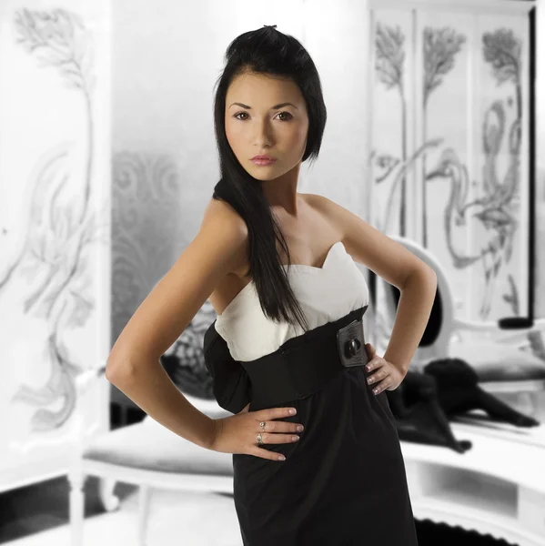 Moda Tiro Bonito Asiático Mulher Vestindo Preto Branco Vestido Quarto — Fotografia de Stock