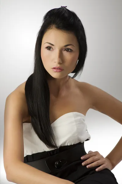 Modeaufnahme Einer Niedlichen Asiatischen Frau Einem Schwarz Weißen Kleid — Stockfoto