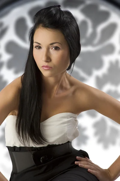 Svarta och vita asiatisk tjej — Stockfoto