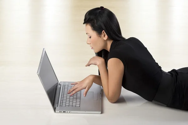 Beautiful Young Oriental Woman Using Laptop Laying Floor — Stock Photo, Image