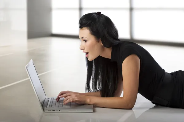 Güzel Genç Oryantal Kadın Laptop Şaşırmış Bir Ifadeyle Bakıyor — Stok fotoğraf