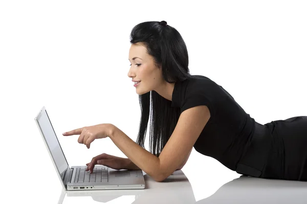 Симпатичная Молодая Женщина Смотрит Ноутбук Забавным Выражением Лица — стоковое фото