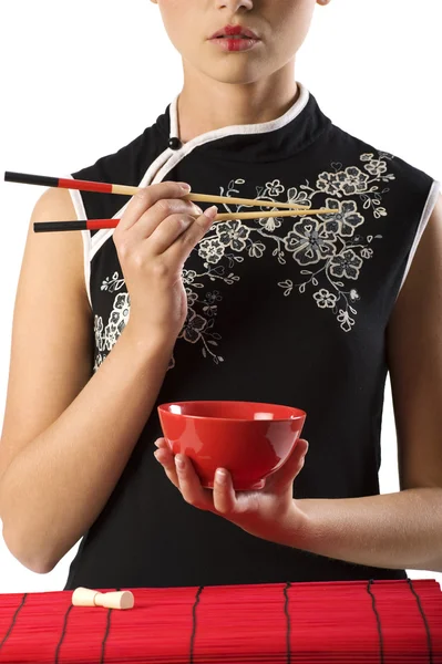 在与红色杯子和筷子的东方服饰美容亚洲女人的关门 — 图库照片