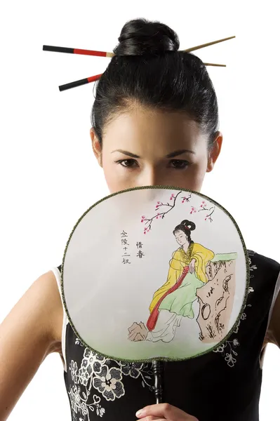 Retrato Uma Menina Oriental Escondendo Seu Rosto Atrás Ventilador Japonês — Fotografia de Stock