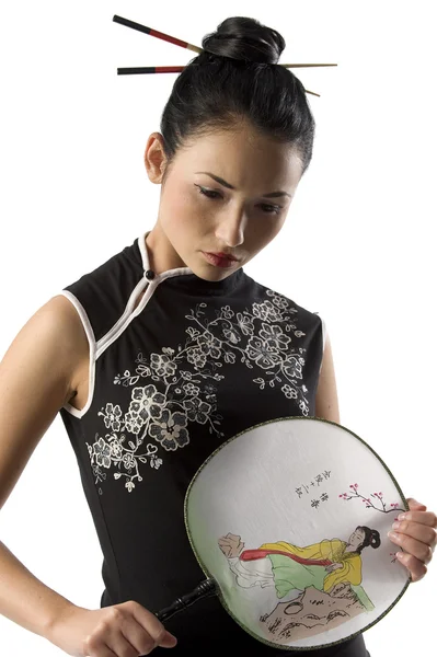 東洋の若い女性が彼女の髪に日本のファンと箸黒東洋シャツを着ています — ストック写真