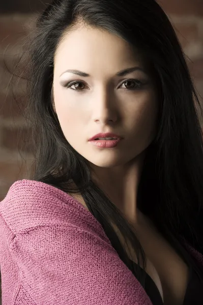 Bliska Portret Młodej Kobiety Azji Czarnymi Włosami Sobie Różową Koszulę — Zdjęcie stockowe