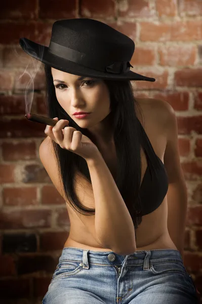 Şapka ve puro ile Çinli kız — Stok fotoğraf