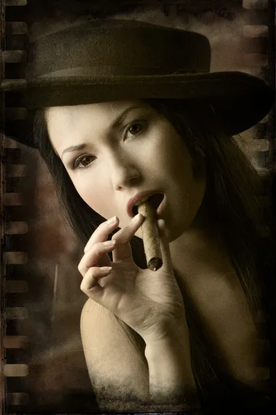Closeup του ομορφιά κινεζική κάπνισμα πούρου — Φωτογραφία Αρχείου